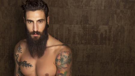 Молодой парень модель Маттео Маринелли с татуировками на теле