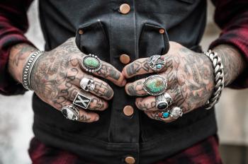 Мужские татуировки тату на руке надпись