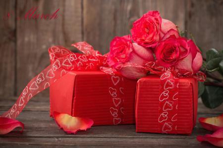 Красные розы и подарки для любимой на 8 марта