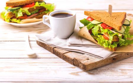 Сэндвич с чашкой кофе на завтрак, обои еда широкоформатные