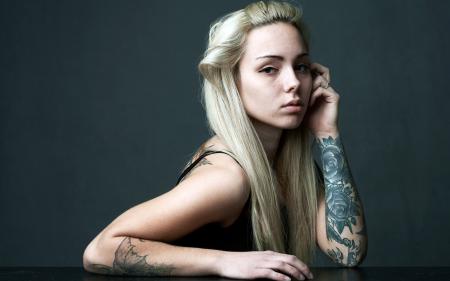 Блондинка с татуировками на теле, обои на айфон девушка с тату, женские татуировки