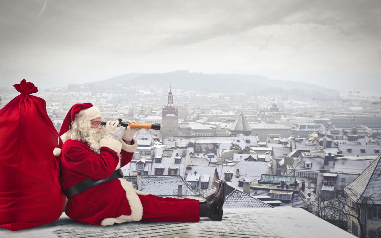Санта Клаус на крыше дома, новогодние обои на телефон 2020, 5120 на 3200 пикселей