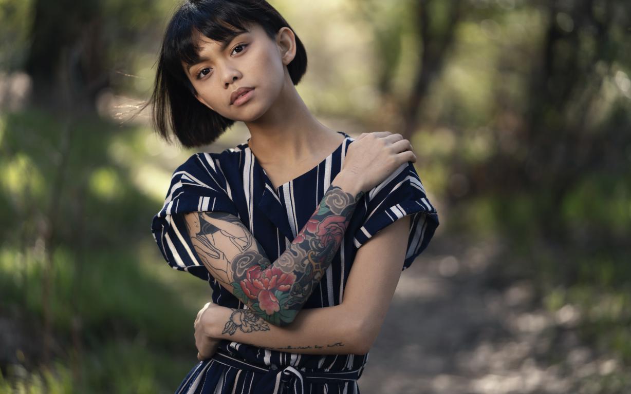 Девушка азиатка с татуировками на руках, платье, женские тату, 2560 на 1600 пикселей