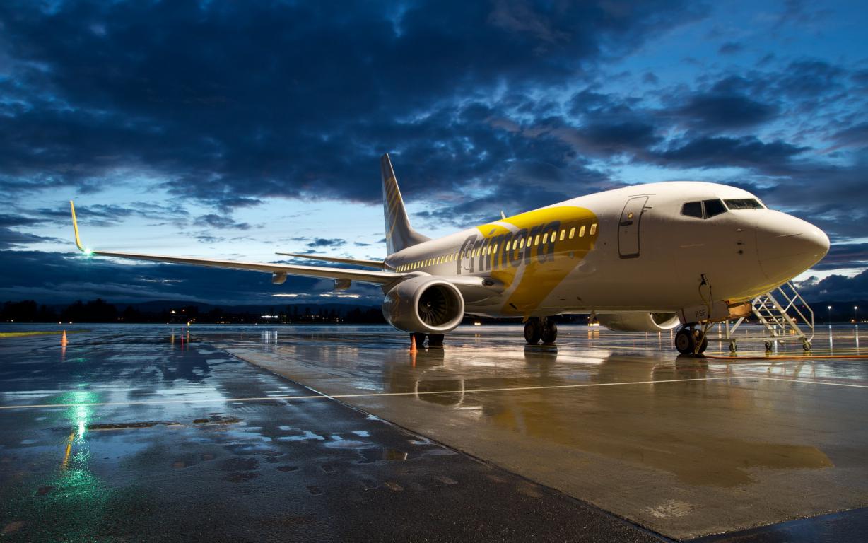 Самолет Боинг 737 припаркованный в аэропорту, гражданская авиация, 2560 на 1600 пикселей