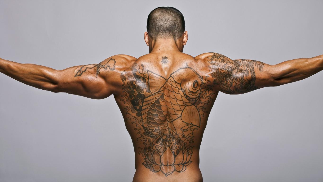 Татуировка рыбы на спине у накаченного мужчины, тату у парня, 3840 на 2160 пикселей