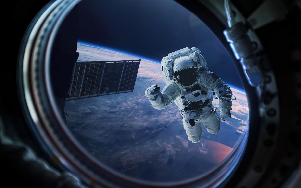Астронавт в иллюминаторе из космоса, 5k ultra hd, 5120 на 3200 пикселей