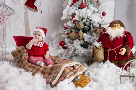 Игрушечный Дед мороз у елки, новогодние обои андроид