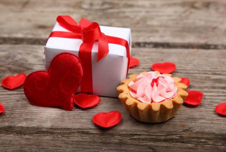 Пирожное и подарок на День Святого Валентина