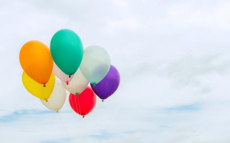 Разноцветные воздушные шарики в небе, лето, счастья