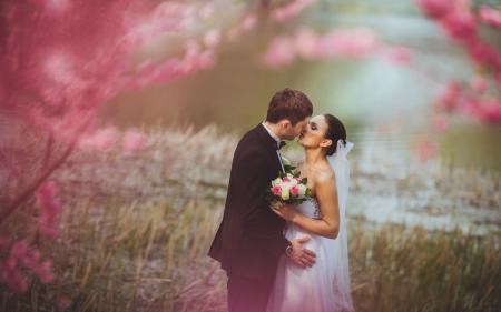 Муж и жена целуются на свадьбе, обои поднять настроение