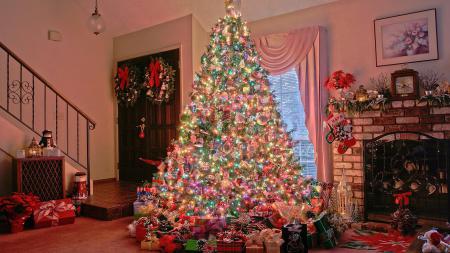 Наряженная Рождественская елка у камина, обои андроид новый год
