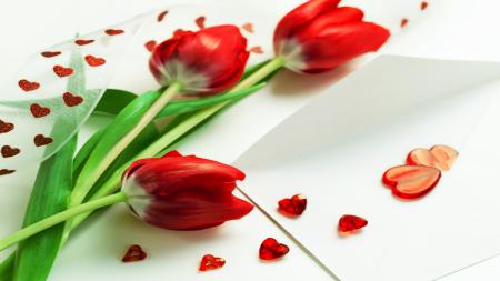 Три красных тюльпана на 8 Марта