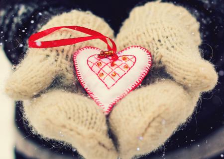 Сердечко в рукавичках на День Святого Валентина