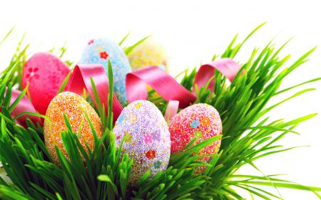 Пасхальные яйца в зеленой траве, с праздником Пасхи картинки
