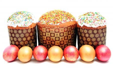 Три пасхальных кулича с крашеными яйцами на праздник Пасха