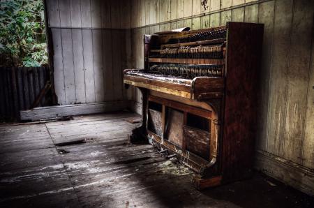 Старое пианино в заброшенном доме, музыка, антиквариат
