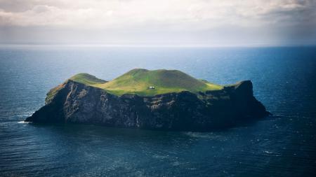 Остров со скалами в Исландии, природа, море