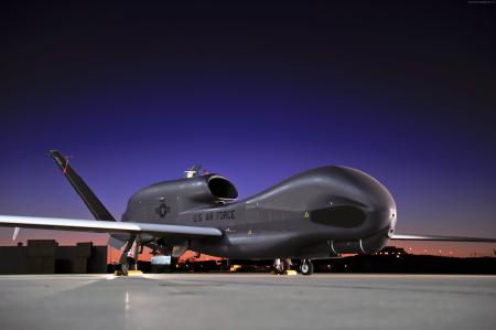 Беспилотный самолет RQ-4 Global Hawk, обои на айфон авиация
