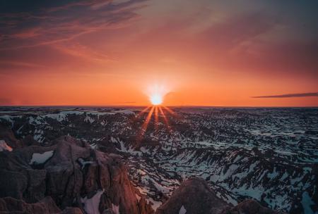 Красный закат солнца в горах
