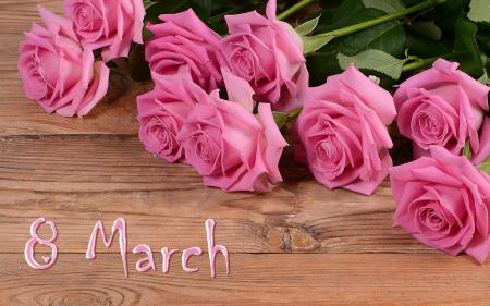 Большой букет розовых роз на деревянном фоне к 8 марту