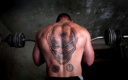 Татуировка черепа на спине у мужчины, обои на iphone 6 тату