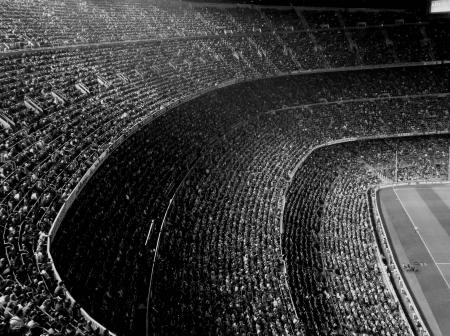 Футбольный стадион, черно белые обои на телефон высокого