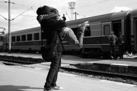 Парень и девушка на вокзале черно белое фото